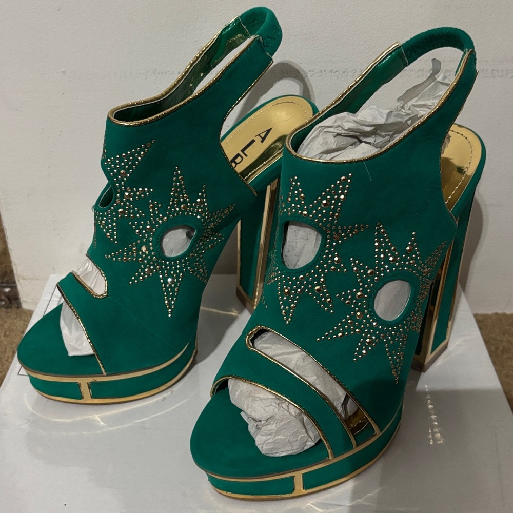 Chic Green Platform Heels with Gold Star Design